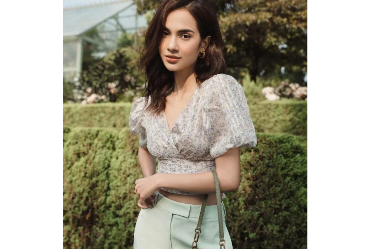Áo phông cổ chữ V phối với quần jeans